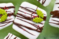 Festive Holly Marshmallows for Homemade Hot Chocolate