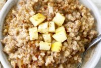 Slow Cooker Apple Cinnamon Oatmeal Recipe with Video