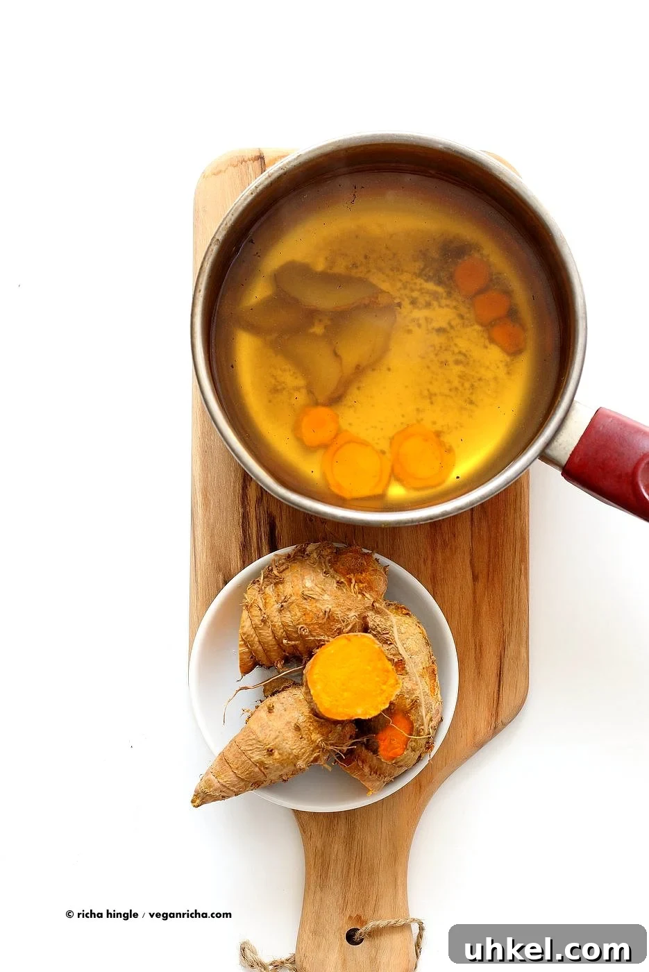 Ginger and Turmeric Root Tea Benefits, Recipe & Brewing Tips 3 Ginger Turmeric Root Tea. Fresh Turmeric Root and ginger simmered with black pepper. Add sweetener of choice. Serve hot or chilled. Vegan Gluten-free Recipe | VeganRicha.com