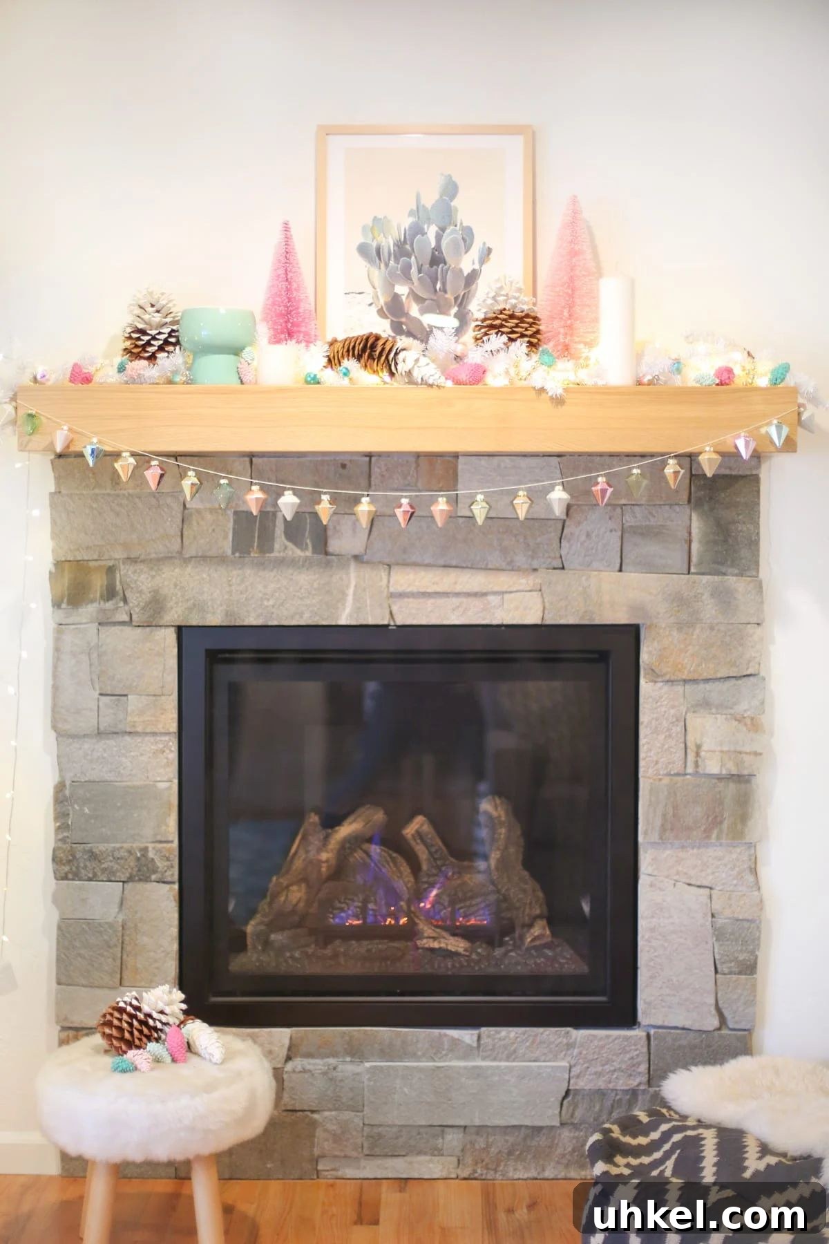 31 Cozy Winter Home Decor Ideas to Refresh Every Room 9 ornament garland