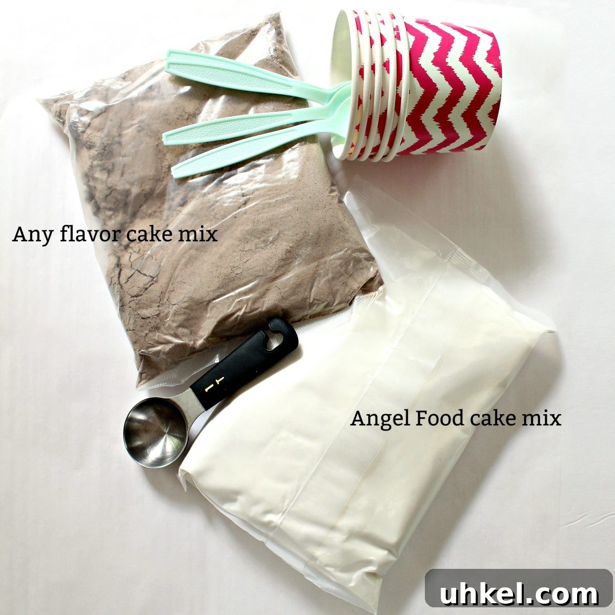 3-2-1 Magic Mug Cake with cake mix and no egg, cooks in the microwave in just 1 minute! Ingredients: flavor cake mix, angel food cake mix, cups, spoons, tablespoon.