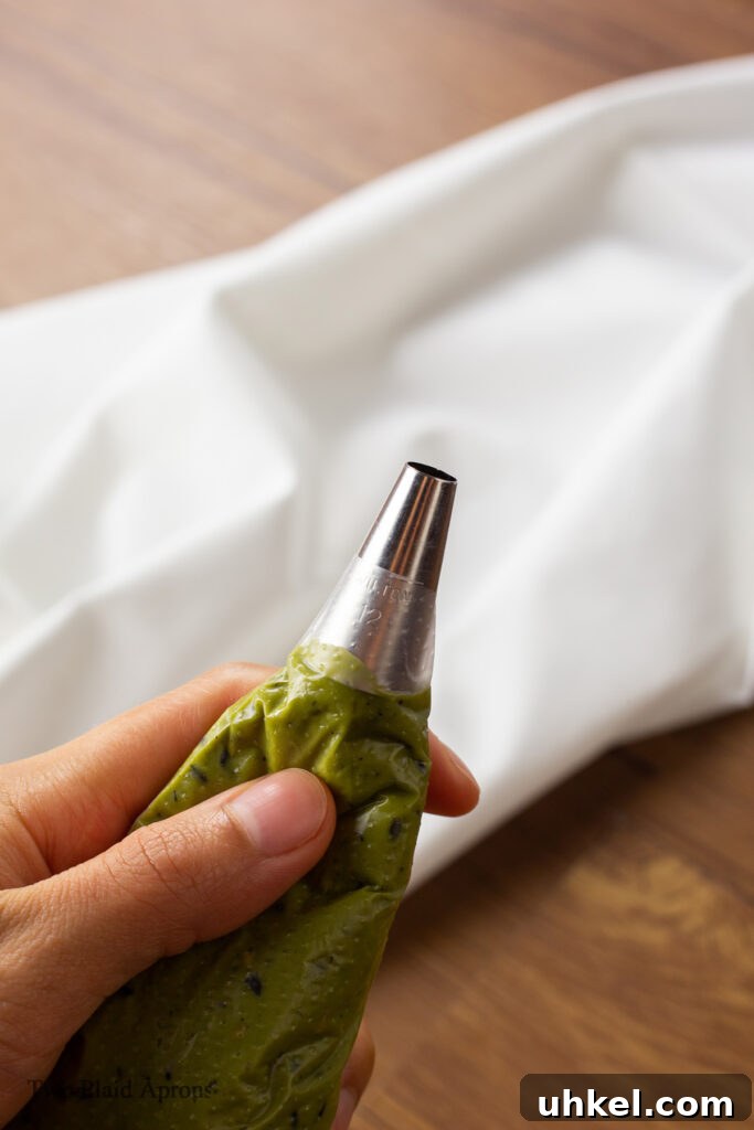 Showing round tip for the piping bag.