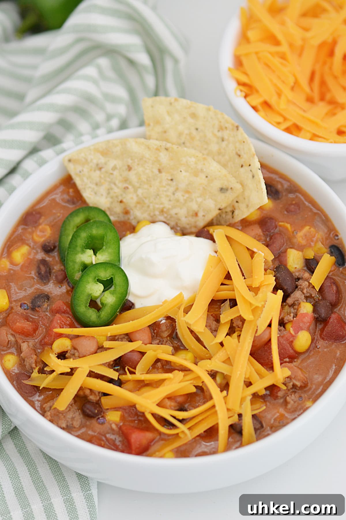 Hearty 7-Can Taco Soup Recipe for Quick Weeknight Dinners 2 Comfort food at its finest, this taco soup is sure to become a family favorite! This one-pot meal requires little effort, minimal clean up but is ridiculously good. All you need are ground beef, seven canned goods, two seasoning packets and an onion.