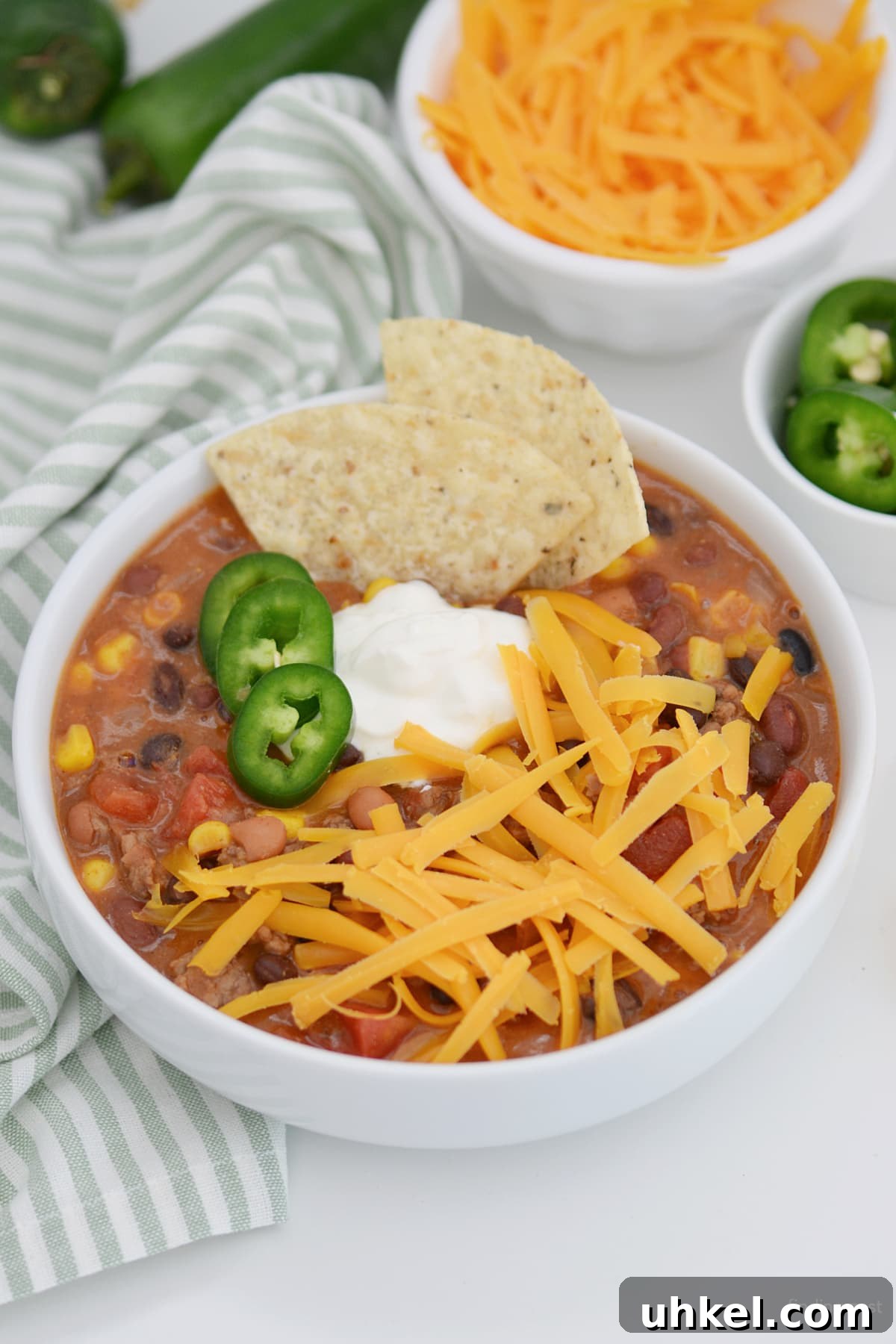 Hearty 7-Can Taco Soup Recipe for Quick Weeknight Dinners 7 This delicious taco soup is packed with flavor and only takes 7 cans to make! This recipe requires minimal effort and is great for busy families. Load it up with your favorite taco toppings!