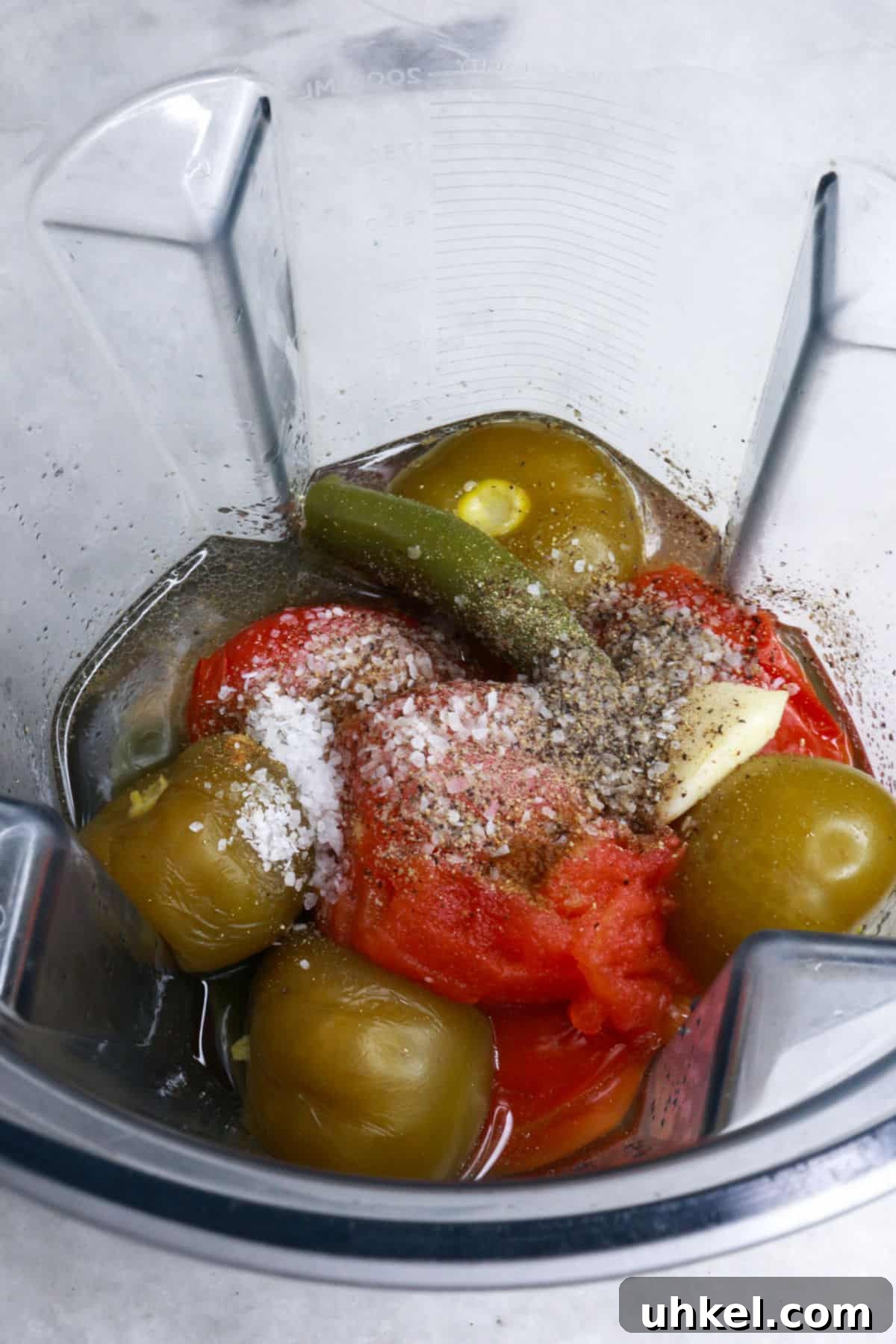 Salsa Verde Pulled Pork Sandwiches with Tangy Cilantro Sauce 5 Tomatillos, tomatoes, jalapeños and spices in a blender